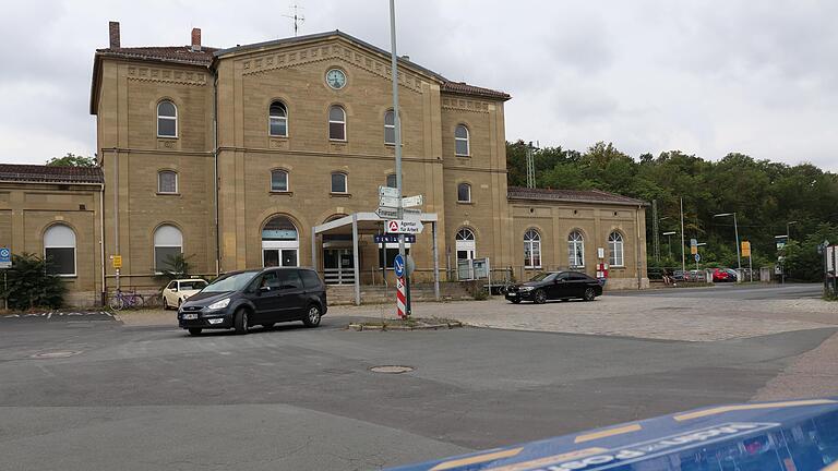 Der Kitzinger Bahnhof als Mobilitätsdrehscheibe: Nachdem die Stadt das Gebäude gekauft hat, gibt es viele Ideen und Optionen.