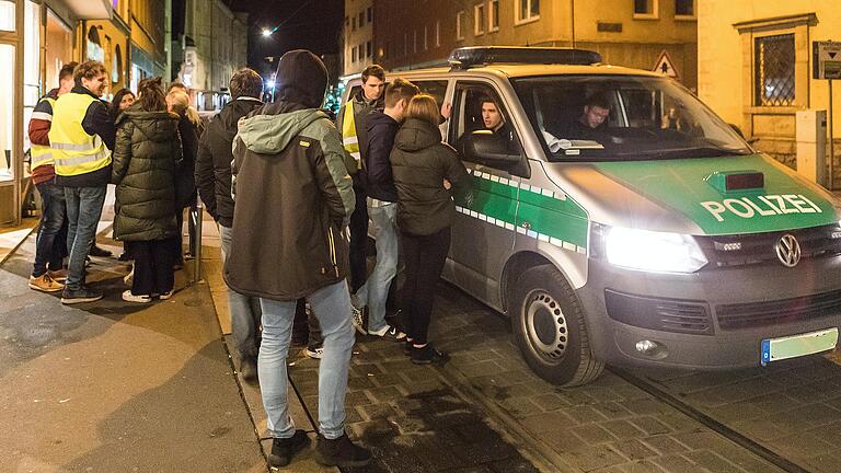 Nicht zuletzt auf den bekannten Partymeilen, wie hier in der Würzburger Sanderstraße, kontrollierte die Polizei in der&nbsp; Silvesternacht die Einhaltung der Kontaktbeschränkungen.