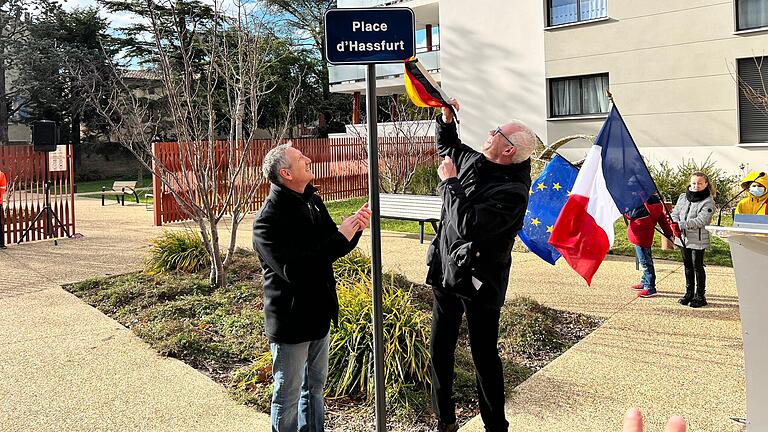 Alain Gallu (links), Bürgermeister von Pierrelatte, und Günther Werner, Bürgermeister von Haßfurt, bei der Einweihung der 'Place d'Hassfurt' in Pierrelatte.