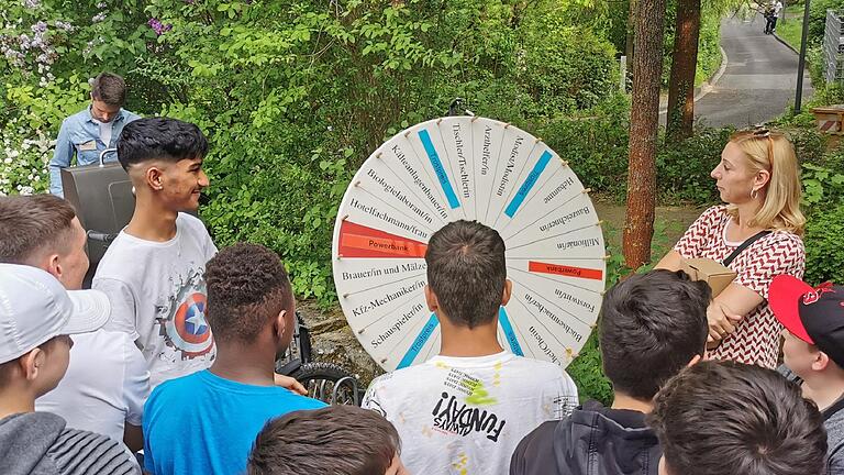 Jugendliche im Jugendzentrum Zoom Lindleinsmühle drehen am „Berufe-Glücksrad“.