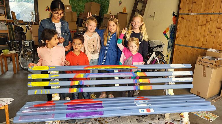Fahima, Norjan, Miran, Helena, Emma, Greta, Alina gestalteten die Bank farbenprächtig. Fahima, Norjan, Miran, Helena, Emma, Greta, Alina gestalteten die Bank farbenprächtig.