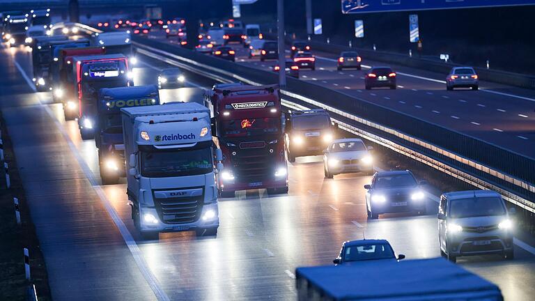 Berufsverkehr       -  Kombiniert besonders wirksam: Die Ökosteuerreform und LKW-Maut haben laut einer Studie die Emissionsbelastung im Deutschen Verkehrssektor effektiv gesenkt. (Archivbild)