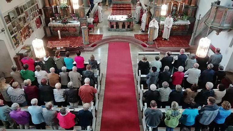 Zu Beginn des Gottesdienstes wurde eine von Altwallfahrer Herrn Bernhorst gestiftete große Kerze als Symbol der Dankbarkeit am Gnadenbild von Maria Buchen aufgestellt. Zu Beginn des Gottesdienstes wurde eine von Altwallfahrer Herrn Bernhorst gestiftete große Kerze als Symbol der Dankbarkeit am Gnadenbild von Maria Buchen aufgestellt.