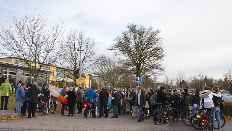 Rund 200 Teilnehmer demonstrierten zum vierten globalen Klimastreik auch in Haßfurt - mit dabei waren die Fridays-for-Future, aber auch die Parents- und Grandparents-for-Future.