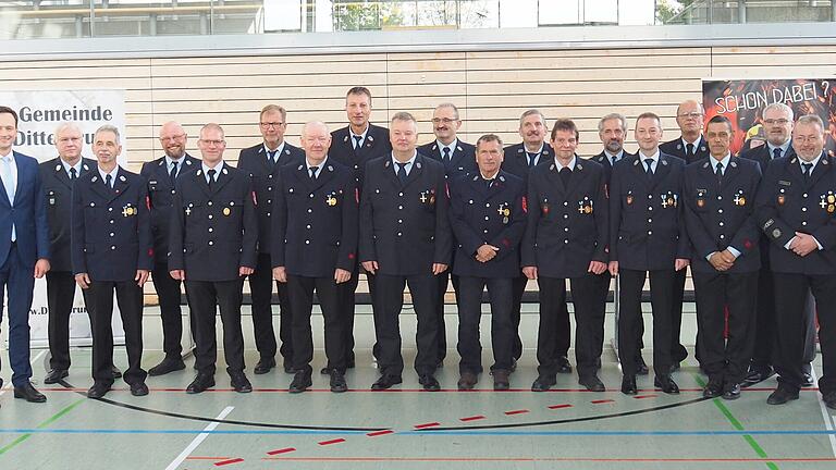 Zahlreiche Feuerwehrleute wurden in Dittelbrunn für ihren langjährigen aktiven Einsatz geehrt.