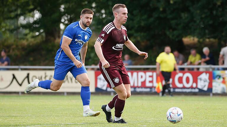 Gochsheims Spielertrainer Michael Herrmann (rechts) spielt den Ball vor Unterpleichfelds Lukas Huscher. Beide Mannschaften trennten sich zum Landesliga-Auftakt unentschieden. Gochsheims Spielertrainer Michael Herrmann (rechts) spielt den Ball vor Unterpleichfelds Lukas Huscher. Beide Mannschaften trennten sich zum Landesliga-Auftakt unentschieden.