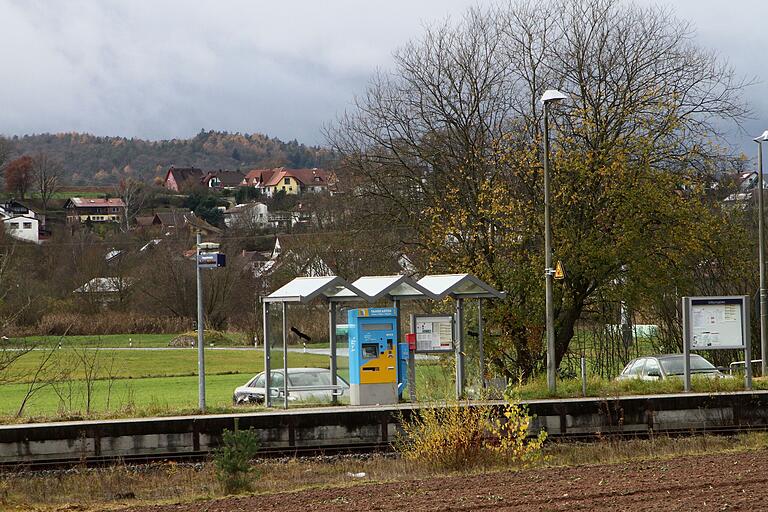 Hier ein Blick auf die Bahnhaltestelle Rentweinsdorf-Treinfeld, für die sich Bürgerinnen und Bürger eine bessere Ausleuchtung und Anbindung an Rentweinsdorf wünscht.