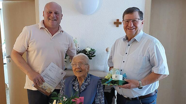 Die hunderjährige Jubilarin mit Bürgermeiser Georg Seiffert (links) und stellvertretendem Landrat Josef Demar (rechts).