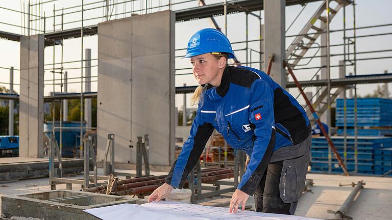 Auf der Baustelle behält die 22-Jährige den Überblick.