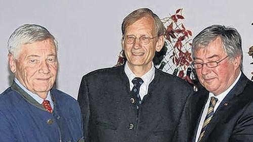 Die Ehrenurkunde erhielt Wolfgang Krüger (von links) von Präsident Michael Brod und Regierungsdirektor Martin Kammler.
