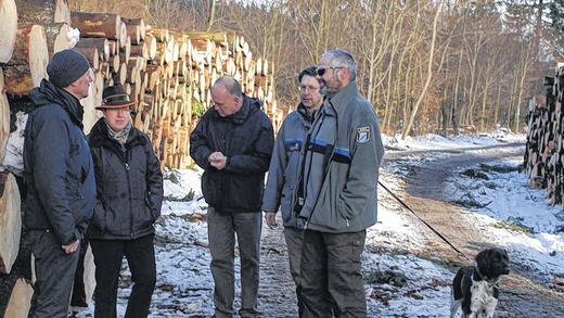 Informationen vor Ort: Über die Hintergründe der Arbeiten an der Schornhecke informierten (von links) Klaus Spitzl, Bürgermeisterin Birgit Erb, Michael Geier, Hubert Türich und Mathias Schlund.