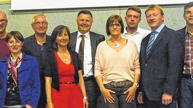 Der Vorstand des neu gegründeten Stadtmarketingvereins &bdquo;Ma(e)in Ochsenfurt&ldquo;: v.l. Johannes Tietze, Anke Hartenstein-Stryjski, 1. Vorsitzender Joachim Beck, Elke Krapp, Christoph Braterschofsky, 2. Vorsitzende Claudia Henkelmann, Tobias Meyer, Bürgermeister Peter Juks, Verwaltungsleiter Wolfgang Duscher. FOTO claudia schuhmann