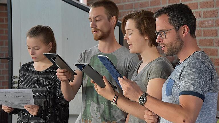 Beim Würzburger Jazzchor wird mit Tablets gesungen: Sven Jörissen, Lena Fuchs und Mathias Truschel.