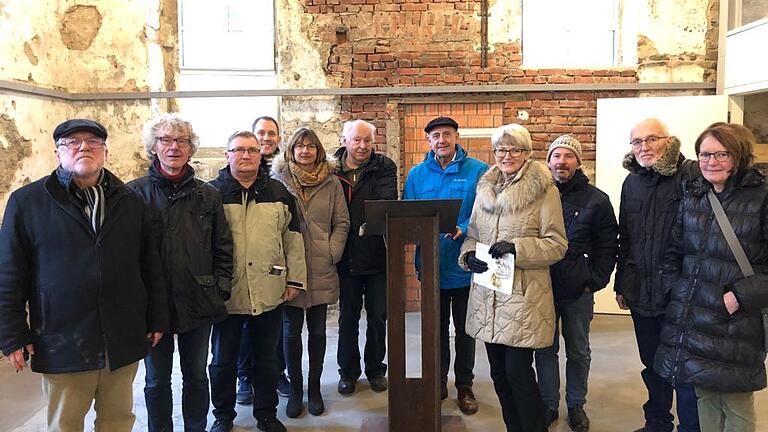 Die Karlstadter Delegation in der Synagoge Obernbreit.