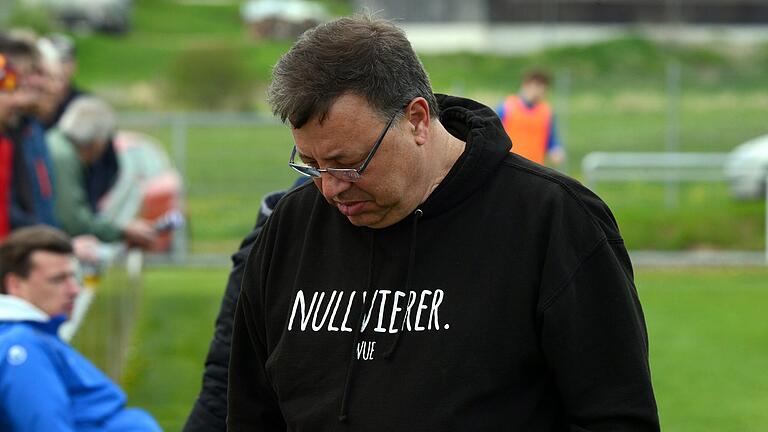 Enttäuschung beim FV 04 Würzburg (im Bild: Trainer Harald Funsch) nach der Niederlage am 30. Spieltag in der Fußball-Bayernliga Nord gegen den direkten Konkurrenten ASV Cham. Die Blauen verloren, obwohl sie 70 Minuten in Überzahl waren. Ihnen droht die Verlängerung dieser Saison in der Relegation.