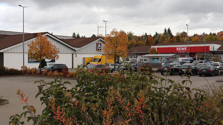 Das Gelände der Lebensmittelmärkte in der Kitzinger Dagmar-Voßkühler-Straße: Die Stadt hat mit dem Standort ganz eigene Pläne, doch dafür müssen Aldi und Rewe erst einmal umziehen. Das Gelände der Lebensmittelmärkte in der Kitzinger Dagmar-Voßkühler-Straße: Die Stadt hat mit dem Standort ganz eigene Pläne, doch dafür müssen Aldi und Rewe erst einmal umziehen.