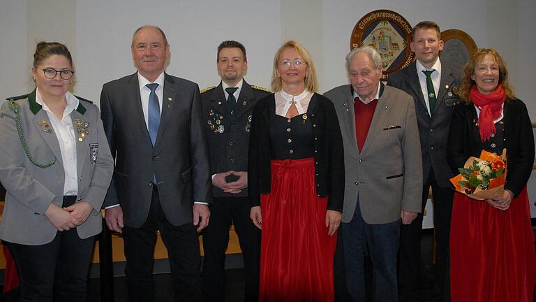 Vize-Gauschützenmeisterin Monika Leirich (von links) ehrte Herbert Volkamer für ein halbes Jahrhundert im Schützenverein und den Verbänden. Schützenmeister Matthias Grün und seine Stellvertreterin Gunda Fuchs zeichneten Friedrich Ott, Stephan Jamm und Christa Hein für jahrzehntelange Vereinstreue aus. Vize-Gauschützenmeisterin Monika Leirich (von links) ehrte Herbert Volkamer für ein halbes Jahrhundert im Schützenverein und den Verbänden. Schützenmeister Matthias Grün und seine Stellvertreterin Gunda Fuchs zeichneten Friedrich Ott, Stephan Jamm und Christa Hein für jahrzehntelange Vereinstreue aus.