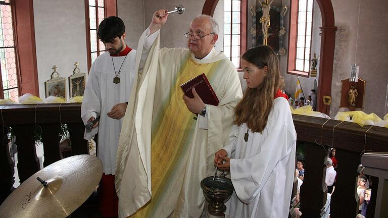 Domkapitular Albin Krämer segnete die neue Orgel in der Himmelstadter Kirche St. Jakobus. Domkapitular Albin Krämer segnete die neue Orgel in der Himmelstadter Kirche St. Jakobus.