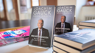 Im Rahmen der Veranstaltung rund um das 500-jährige Bauernkriegsjubiliäum ist Joachim Gauck am Donnerstag 27.03.25 zu Gast in der Neubaukirche in Würzburg. Vor zahlreichen Menschen liest der ehem. Bundespräsident aus seinem Buch 'Erschütterungen'.