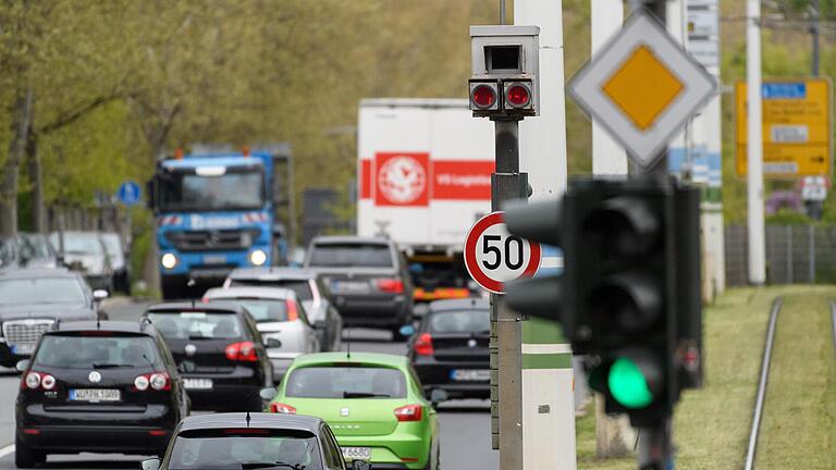 Die stationäre Blitzanlage an der Kreuzung von Frankfurter Straße und Wörthstraße in der Würzburger Zellerau. Drei weitere Anlagen am Stadtring sollen jetzt dazukommen.