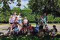 Ortsbäuerin Beate Loos freute sich über die zahlreiche Teilnahme von Kindern und Erwachsenen bei der Kräuterbüschelwanderung.