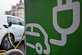 Vor dem Oerlenbacher Rathaus gibt es jetzt zwei Ladesäulen für Elektroautos. Sie sind allerdings noch nicht in Betrieb.       -  Vor dem Oerlenbacher Rathaus gibt es jetzt zwei Ladesäulen für Elektroautos. Sie sind allerdings noch nicht in Betrieb.