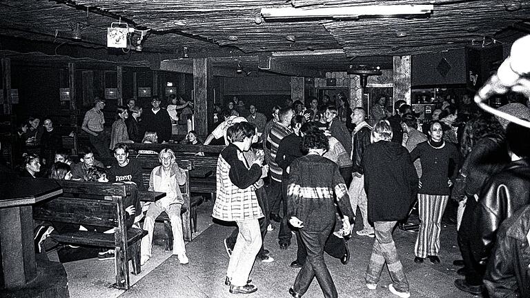 Legendär: So spartanisch, wie vor der Schließung 1998 war die Eisdiele schon in den 70er Jahren eingerichtet. Manfred Gerlach (Fotos oben) führte das Lokal fast 25 Jahre. Dankbar ist der weltweit anerkannte Mediziner für die Zeit und zeigt gerne ein Bild von seinem Studentenausweis 1974.