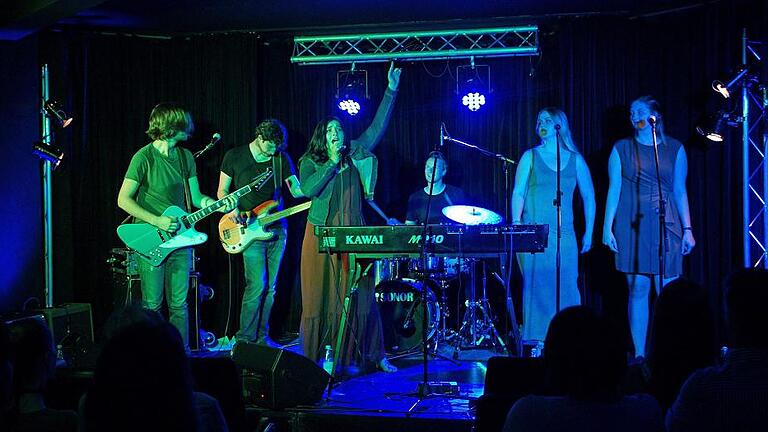 Einen ganz starken Auftritt hatten Victoria Semel und ihre Band in der Disharmonie. Einen ganz starken Auftritt hatten Victoria Semel und ihre Band in der Disharmonie.