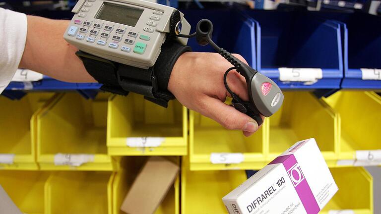 Ein Medikament wird in der Internet-Apotheke DocMorris gescannt.&nbsp;