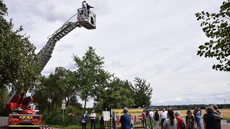 Aus luftiger Höhe einer Feuerwehrleiter verschafften sich die Mitglieder des Petitionssausschusses einen Überblick über die möglichen Abbauflächen. Aus luftiger Höhe einer Feuerwehrleiter verschafften sich die Mitglieder des Petitionssausschusses einen Überblick über die möglichen Abbauflächen.