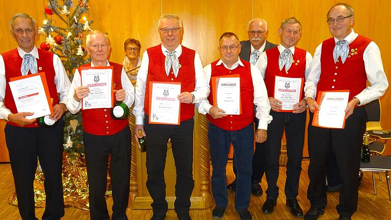 Sie wurden bei der Adventsfeier des Sängervereins für langjähriges Singen im Chor ausgezeichnet: Adolf Gernert (von links), Hans Glück, Hans Düll, Gottfried Uhl, Hans Böhm und Richard Stühler, hinten Liselotte Gallena für ihren Mann und Vorsitzender Klaus Richter.