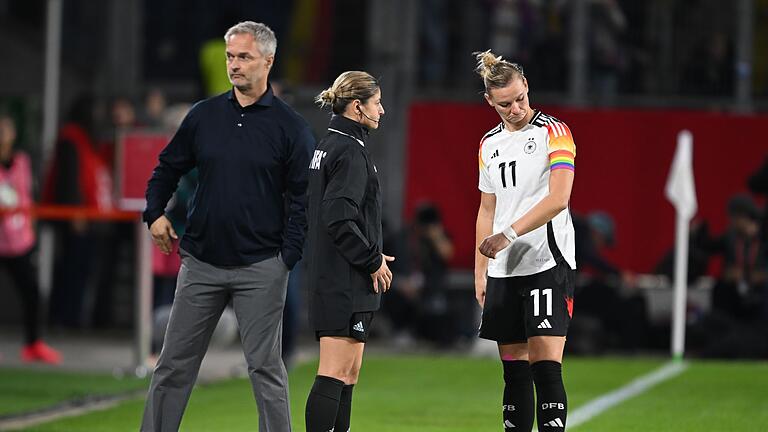 Deutschland - Australien       -  DFB-Kapitänin Alexandra Popp muss die Regenbogenbinde nach einer Anweisung der Schiedsrichterin abnehmen.