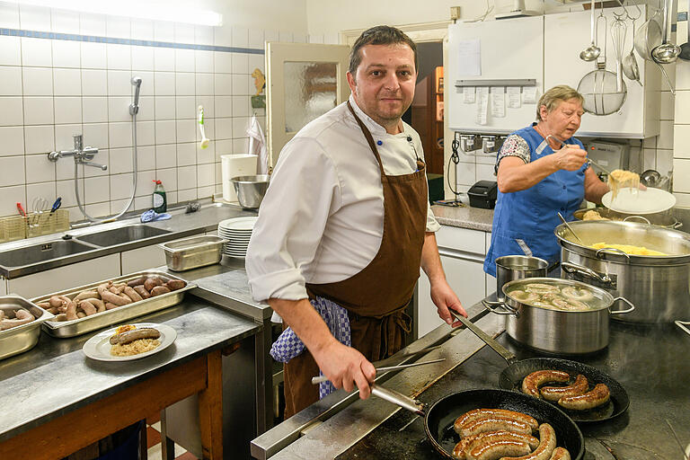 Am Herd für den Schlachtschüssel-Abend: Küchenchef Martin Rank vom Gnodstadter Brauereigasthof Düll.