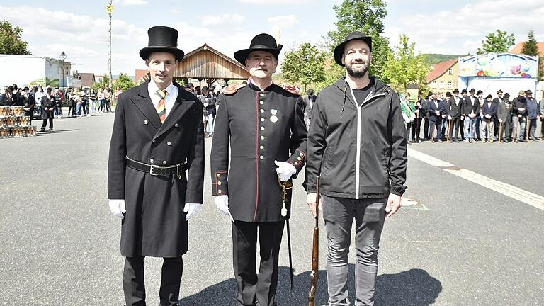 René Austel (rechts) wurde zum neuen Leutnant gewählt, Joachim Volk (links) übernimmt zum neuen Jahr das Amt eines Fouriers. In der Mitte Hauptmann Manfred Barfuß