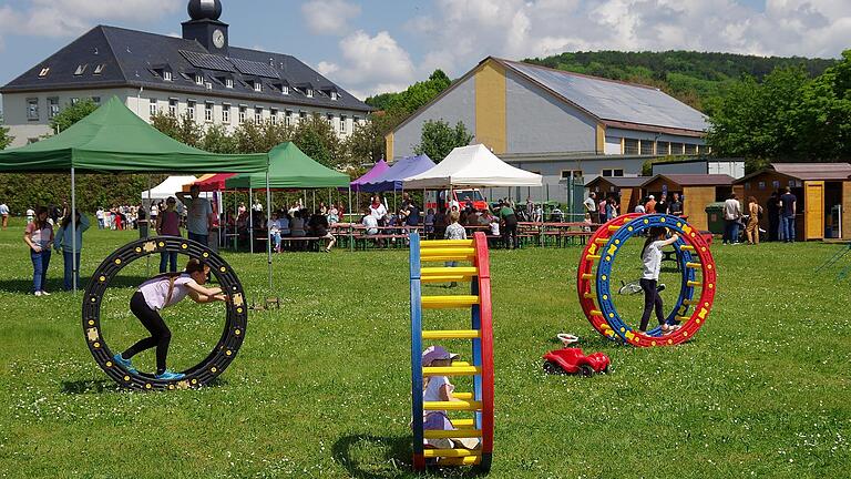 Sportliche Herausforderungen bei der Zelttheater-Woche auf dem ehemaligen Baseballfeld       -  Sportliche Herausforderungen bei der Zelttheater-Woche auf dem ehemaligen Baseballfeld