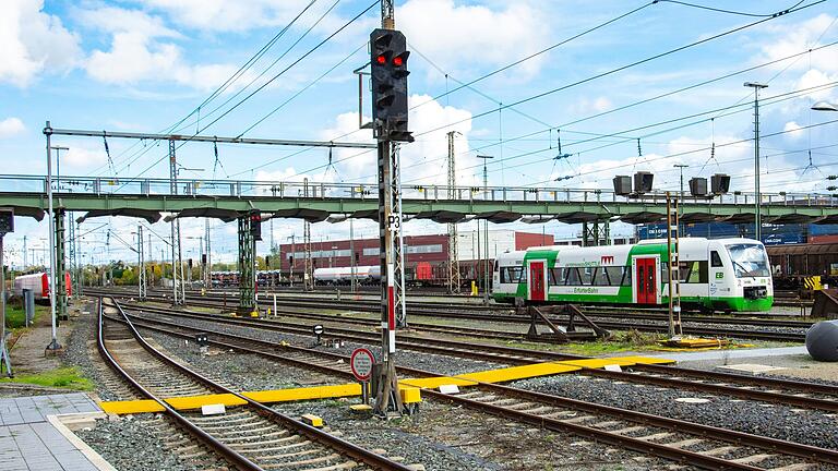 Der Fußgängersteg über die Gleise am Schweinfurter Hauptbahnhof ist marode und kann seit einigen Jahren nicht mehr genutzt werden. Der Fußgängersteg über die Gleise am Schweinfurter Hauptbahnhof ist marode und kann seit einigen Jahren nicht mehr genutzt werden.