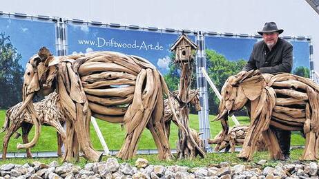 Treibholz-Kunst: Markus Schönrock aus Kleinochsenfurt mit Großskulpturen des indonesischen Künstlers Abul Ghofur, der die zufälligen Formen des Treibholzes zu realtistischen Abbildern zusammenfügt. Uschi Merten Treibholz-Kunst: Markus Schönrock aus Kleinochsenfurt mit Großskulpturen des indonesischen Künstlers Abul Ghofur, der die zufälligen Formen des Treibholzes zu realtistischen Abbildern zusammenfügt. Uschi Merten