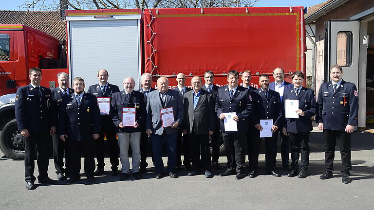 In Homburg wurden bei der Hauptversammlung der Freiwilligen Feuerwehr aktive Mitglieder befördert und Ehrungen für langjährige Dienstzeit vorgenommen.