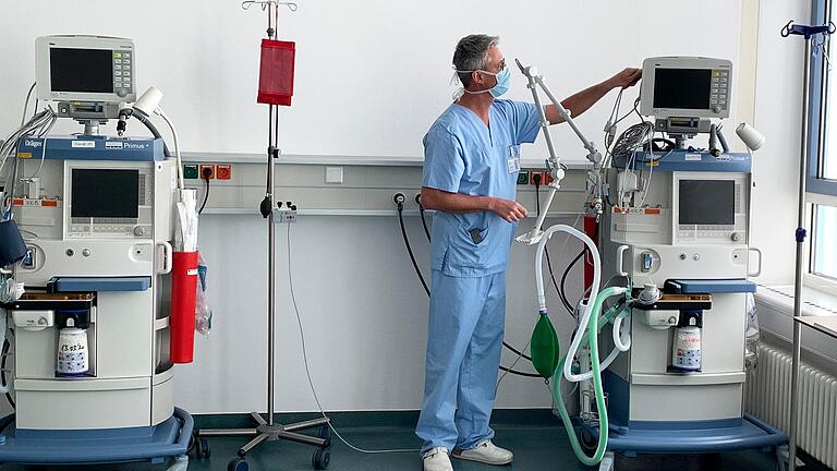 Gerald Beitel, Pflegerische Leitung Anästhesie und OP, legt letzte Hand an die Geräte, die im Ambulanten OP-Zentrum des Caritas-Krankenhauses vorsorglich  zur Beatmung von Covid-19-Patienten aufgestellt wurden.