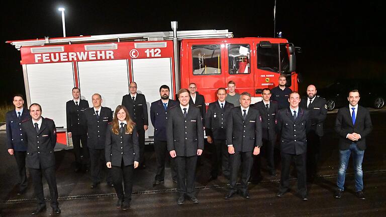 Die neue Führung der Feuerwehrabteilung Großrinderfeld um Abteilungskommandant Markus Herold (2. von rechts) und Bürgermeister Johannes Leibold (rechts außen) .