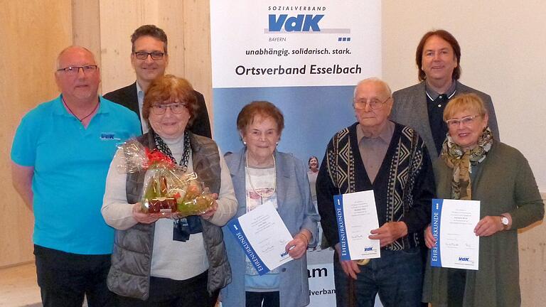 Bei der Jahreshauptversammlung des VdK-Ortsverbands Esselbach-Kredenbach wurde Renate Havestadt (mit Präsent) zum Ehrenmitglied ernannt. Mit ihr freuen sich (von links) Vorsitzender Detlef Havestadt, Bezirksgeschäftsführer Carsten Vetter, Lina Väth (25 Jahre), Wilfried Väth (30 Jahre), Bürgermeister Richard Roos und Gertrud Roth (20 Jahre).