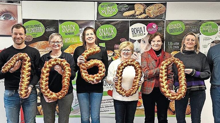 Eine Spende in Höhe von 10.600 Euro konnte die Bäckerei Peter Schmitt nach dem Kinderbacktag übergeben. Im Bild (von links): Christian Lutz (1. Vorstand) und Ute Kreß vom Förderverein krebskranker Kinder, Sandra Kern (Koordinatorin Harl.e.kin-Nach...       -  Eine Spende in Höhe von 10.600 Euro konnte die Bäckerei Peter Schmitt nach dem Kinderbacktag übergeben. Im Bild (von links): Christian Lutz (1. Vorstand) und Ute Kreß vom Förderverein krebskranker Kinder, Sandra Kern (Koordinatorin Harl.e.kin-Nachsorge), Schwester Toni, Prof. Christina Kohlhauser-Vollmuth (Chefärztin Missio Kinderklinik), Simone & Johannes Schmitt von der Bäckerei.