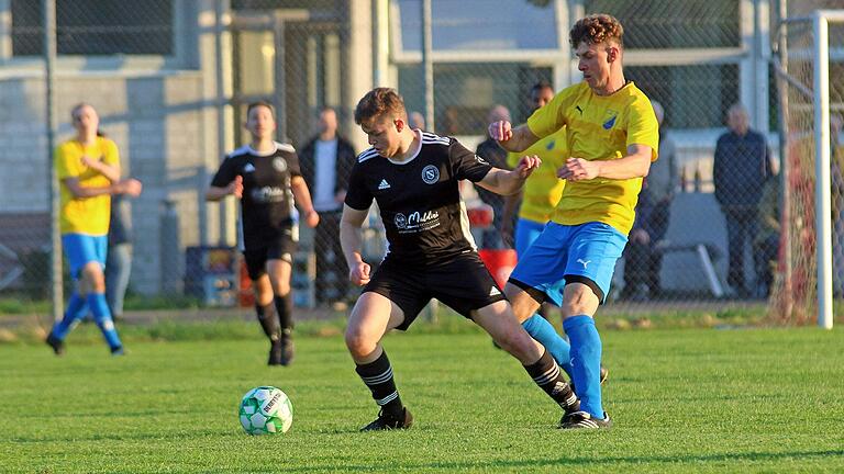 Der FC Kleinsteinach und Spielertrainer Nico Rieger (rechts) treten künftig in der Kreisklasse an, die SG Dittelbrunn um Nico Werner nicht mehr in der Kreisliga 2, sondern in der Kreisliga 1.