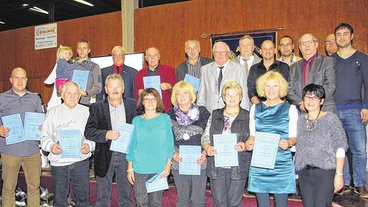 Geehrt: Vorsitzende Elke Lanz (vorne rechts) zeichnete langjährige Mitglieder des TSV Röthlein aus. Geehrt: Vorsitzende Elke Lanz (vorne rechts) zeichnete langjährige Mitglieder des TSV Röthlein aus.