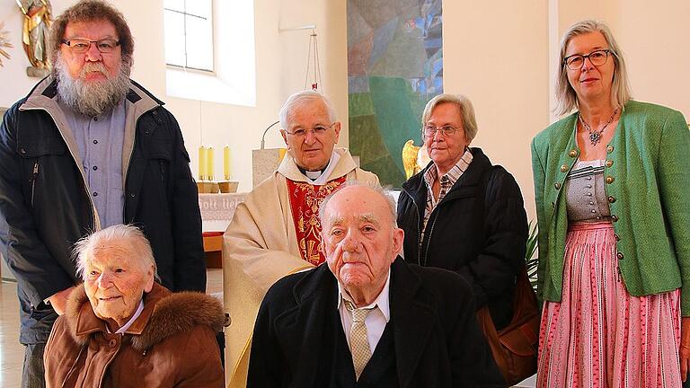 Das Jubelpaar Ludmilla und Georg Schäfer (vorne) mit seiner Familie und Pfarrer Winfried Heid der den Dankgottesdienst zur Gnadenhochzeit hielt. Im Bild (hinten v.l .): Sohn Bernd Schäfer, Pfarrer Winfried Heid sowie die Schwiegertöchter Ruth Schäfer und Ramona Schäfer