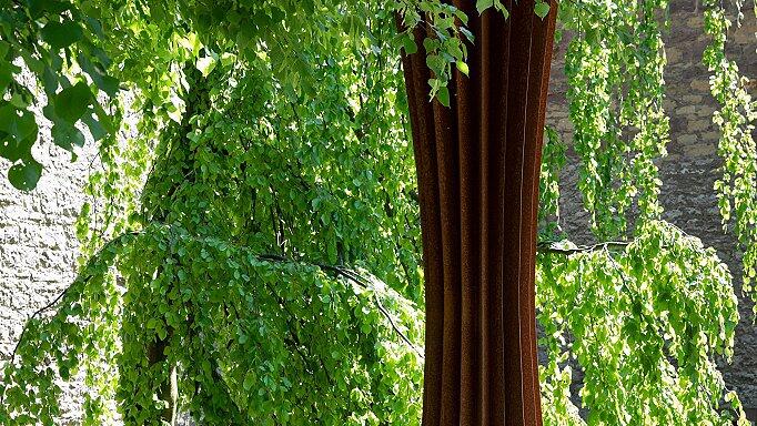 Wunderbar harmonieren die Skulpturen von Herbert Mehler im Park.