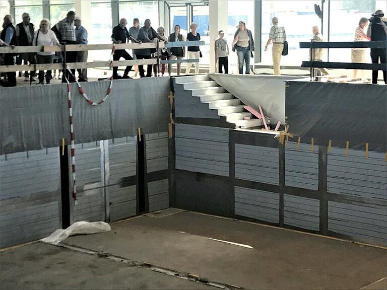 Besuch am Beckenrand. Auf großes Interesse stieß die Ortsbesichtigung der Großbaustelle Nautiland am Nigglweg. Besuch am Beckenrand. Auf großes Interesse stieß die Ortsbesichtigung der Großbaustelle Nautiland am Nigglweg. 