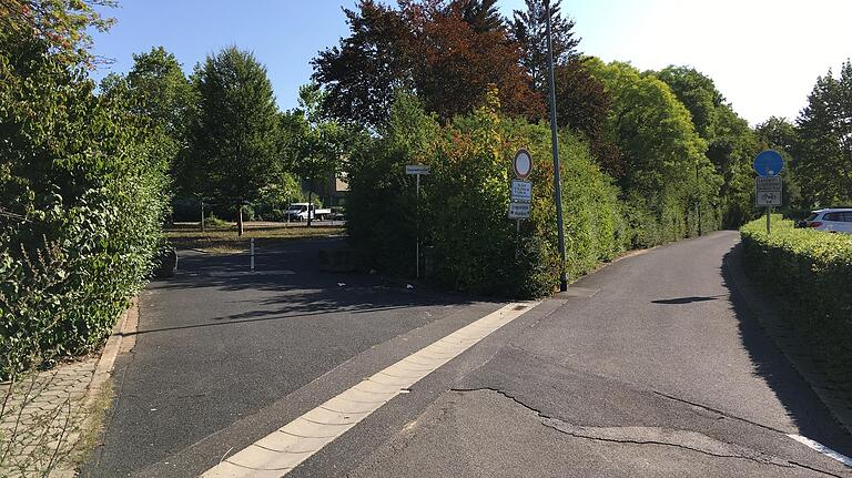 Diese Zufahrt zum Grundstück der Berufsschule und der Fachakademie ist der Stein des Anstoßes. Von der Geldersheimer Straße aus können im Moment nur Lehrer und Notfalldienste einfahren. Der Bauausschuss lehnt eine Öffnung der Zufahrt für einen neuen Parkplatz mit 70 Fahrzeugen ab. Diese Zufahrt zum Grundstück der Berufsschule und der Fachakademie ist der Stein des Anstoßes. Von der Geldersheimer Straße aus können im Moment nur Lehrer und Notfalldienste einfahren. Der Bauausschuss lehnt eine Öffnung der Zufahrt für einen neuen Parkplatz mit 70 Fahrzeugen ab.