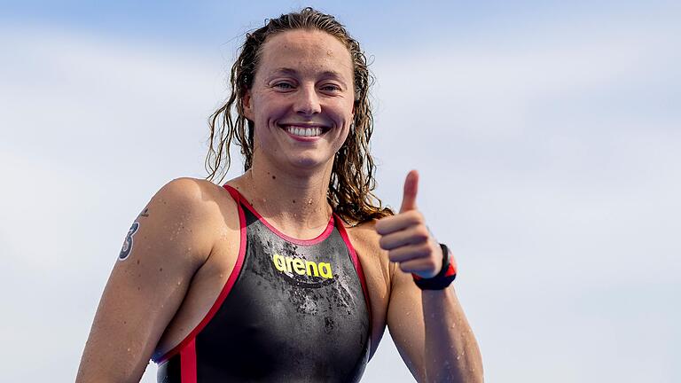 Dauen hoch: Leonie Beck beendet das letzte Weltcup-Rennen in Funchal als Siebte und gewinnt dadurch den Gesamt-Weltcup im Freiwasserschwimmen. Das Bild entstand bei den Weltmeisterschaften in Fukuoka in diesem Jahr, wo Beck bereits Doppel-Weltmeisterin geworden war.