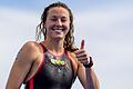 Dauen hoch: Leonie Beck beendet das letzte Weltcup-Rennen in Funchal als Siebte und gewinnt dadurch den Gesamt-Weltcup im Freiwasserschwimmen. Das Bild entstand bei den Weltmeisterschaften in Fukuoka in diesem Jahr, wo Beck bereits Doppel-Weltmeisterin geworden war.